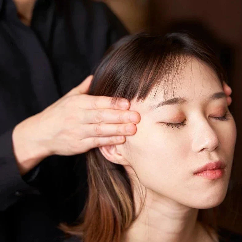Relaxation - First lifting step: freeing the face through the body 