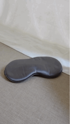 Masque de nuit en soie bleu ciel Bijo; Paris