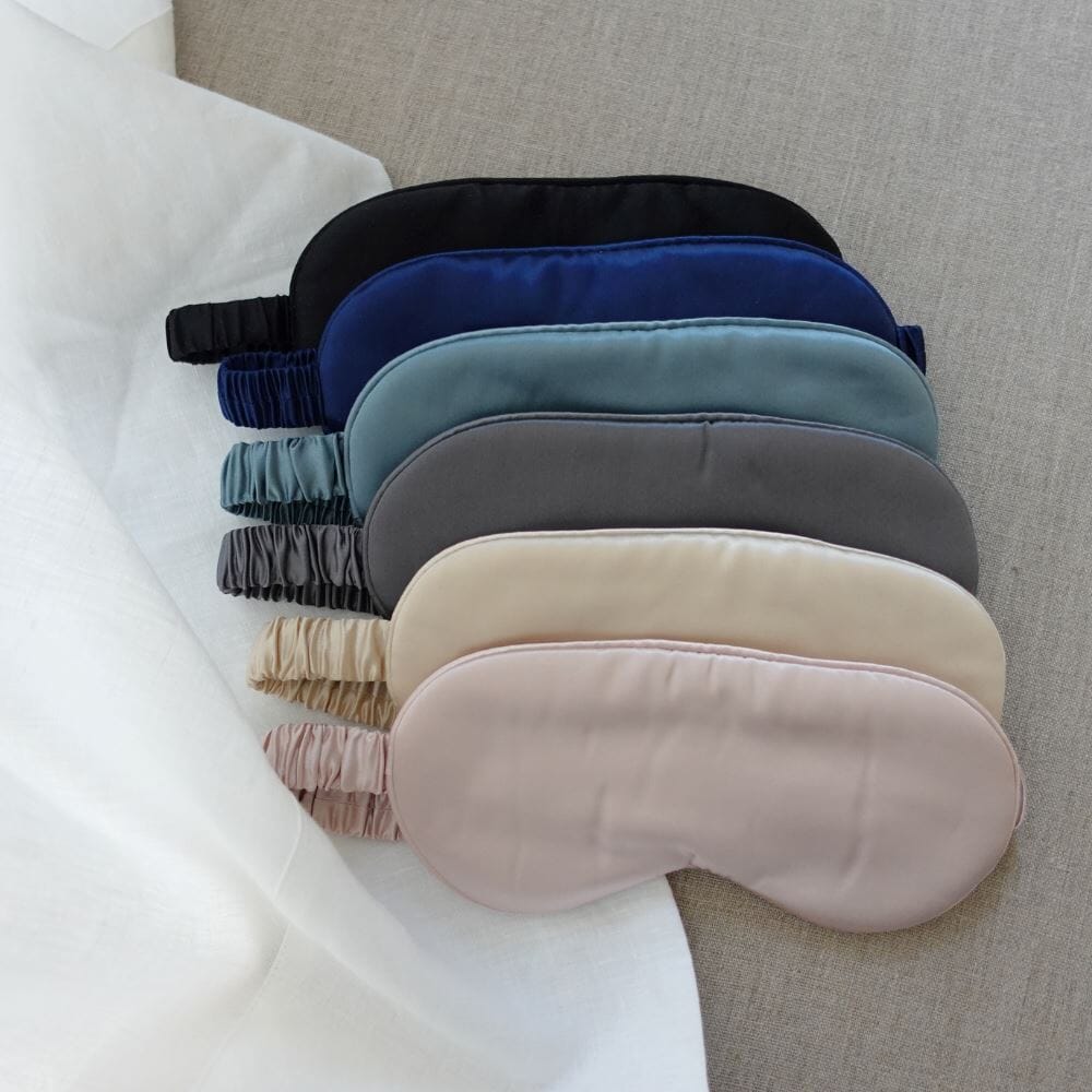 Masque de nuit en soie bleu ciel Bijo; Paris